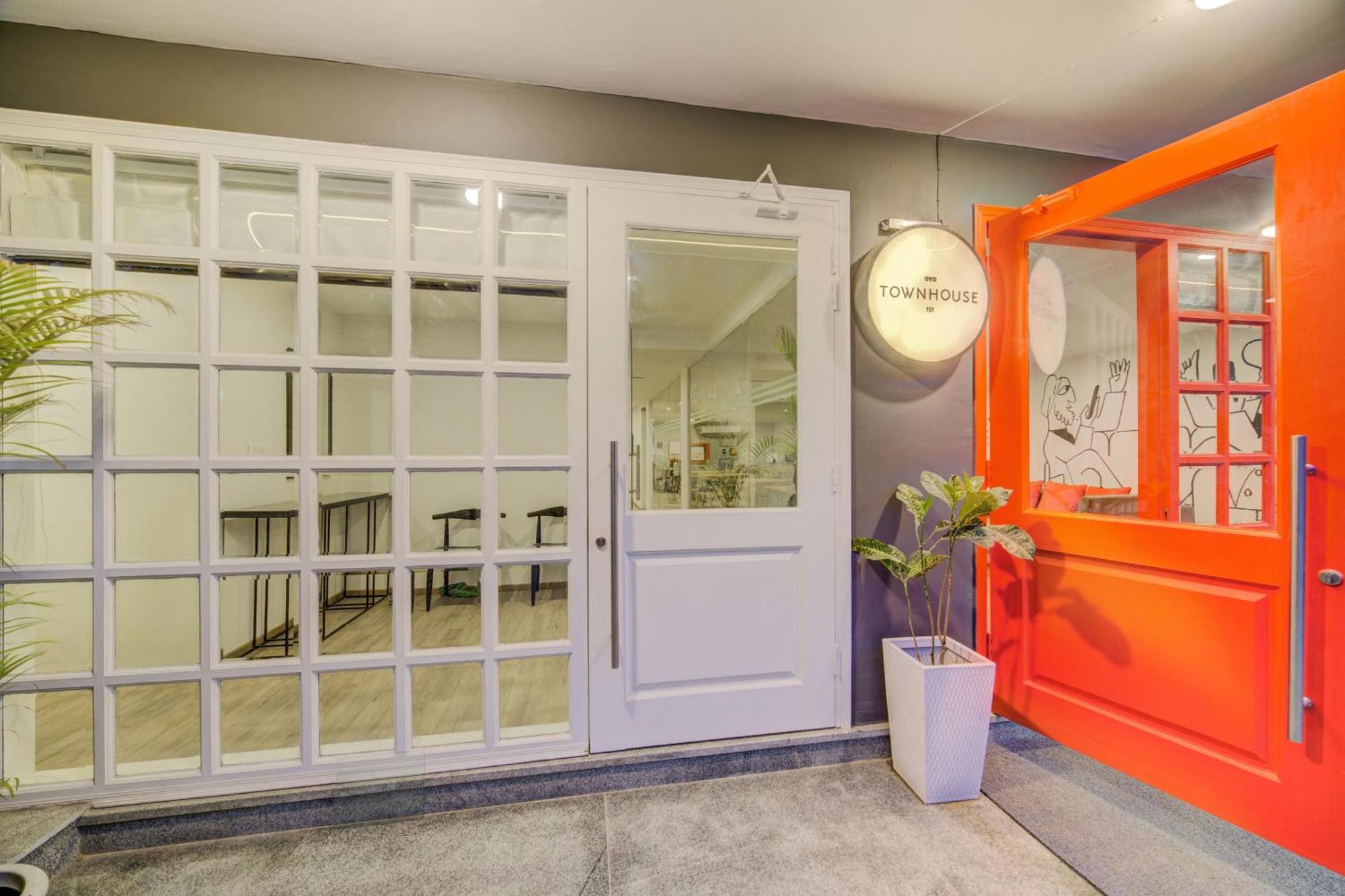 Townhouse Golf Course Road 호텔 구르가온 외부 사진
